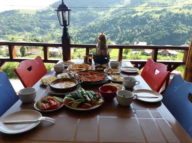 Manzaralı serpme köy kahvaltısı